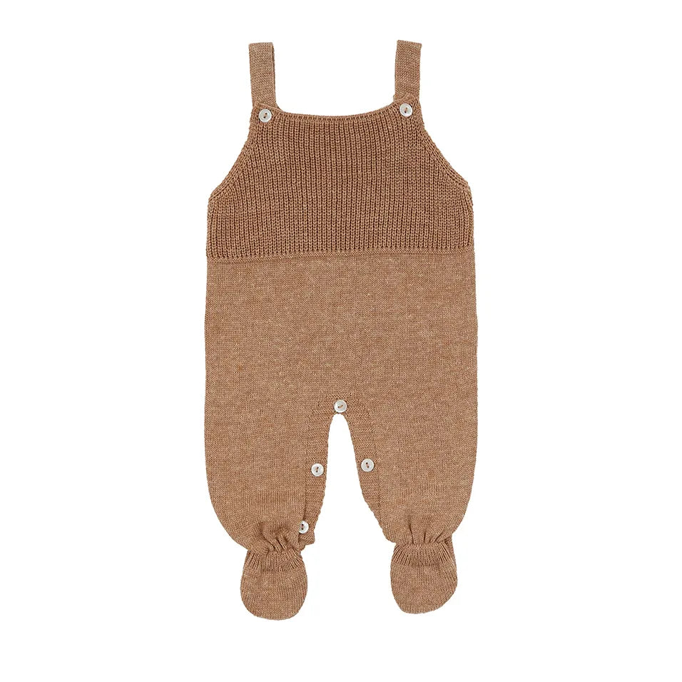 jardineira bambu caramelo de tricot, com body branco floral personalizado e pés fechados, conjunto para bebê em fundo isolado