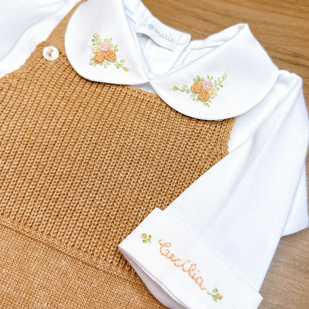 body branco de manga longa com gola peter pan rendada, exibindo a personalização com o nome escrito em bordado floral