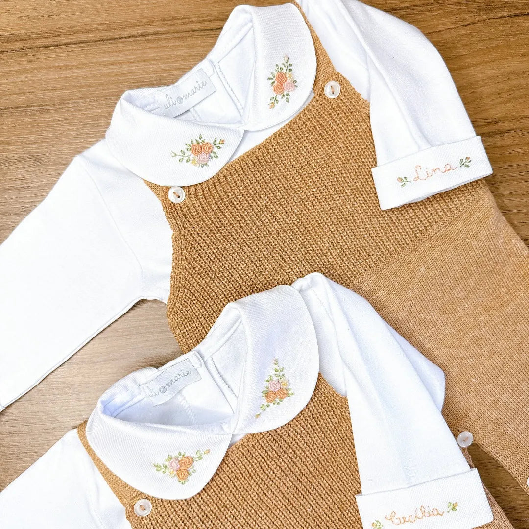 jardineira bambu caramelo com body branco floral por baixo, focando nas alças de tricot e no decote do body rendado