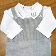 jardineira bambu cinza de tricot com body brasão branco com gola personalizada otávio em cinza