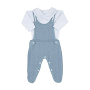 jardineira joão azul com body, conjunto em tricô com textura geométrica e body branco de gola bordada, elegante e confortável