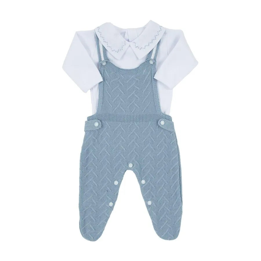 jardineira joão azul com body, conjunto em tricô com textura geométrica e body branco de gola bordada, elegante e confortável