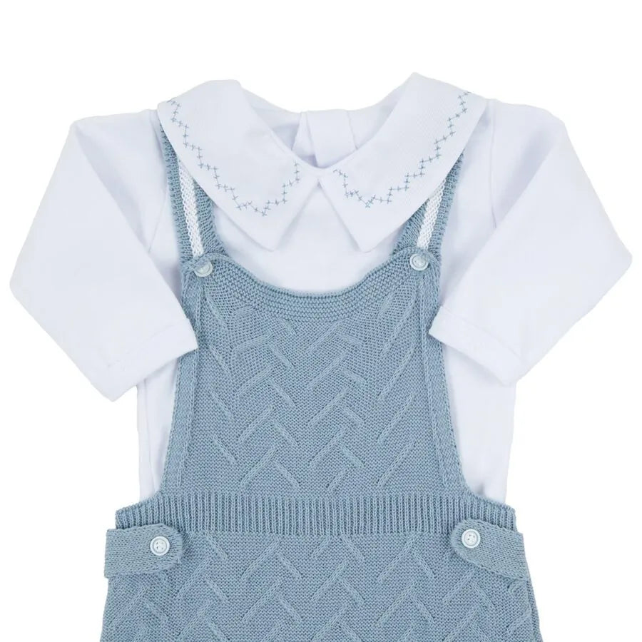 jardineira joão azul com body, conjunto em tricô com textura geométrica e body branco de gola bordada, elegante e confortável