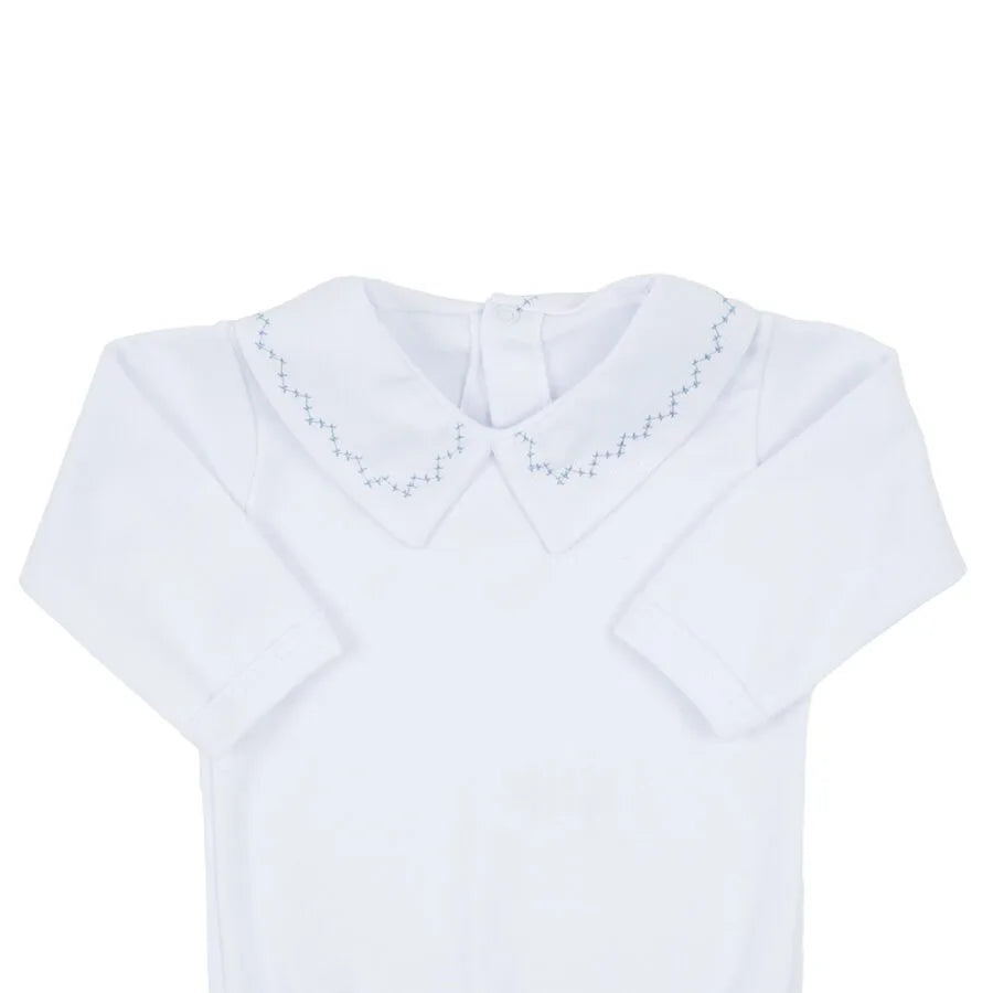 jardineira joão azul com body, conjunto em tricô com textura geométrica e body branco de gola bordada, elegante e confortável