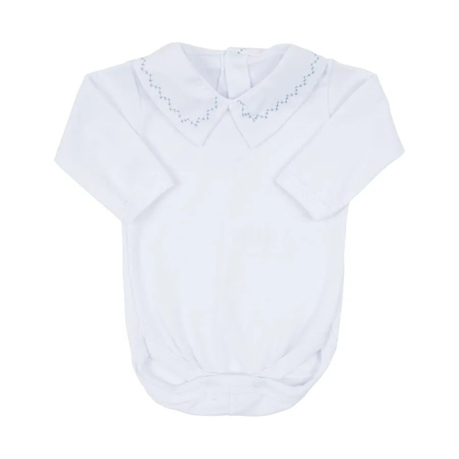 jardineira joão azul com body, conjunto em tricô com textura geométrica e body branco de gola bordada, elegante e confortável