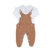 jardineira joão caramelo com body, conjunto em tricô com padronagem geométrica e body branco de gola bordada, charmoso e aconchegante