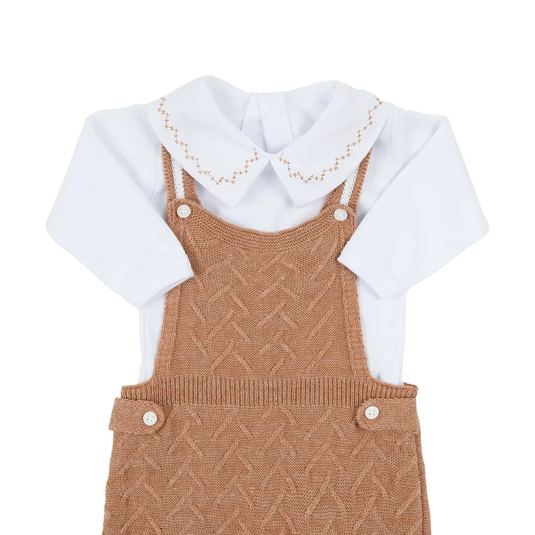 jardineira joão caramelo com body, conjunto em tricô com padronagem geométrica e body branco de gola bordada, charmoso e aconchegante