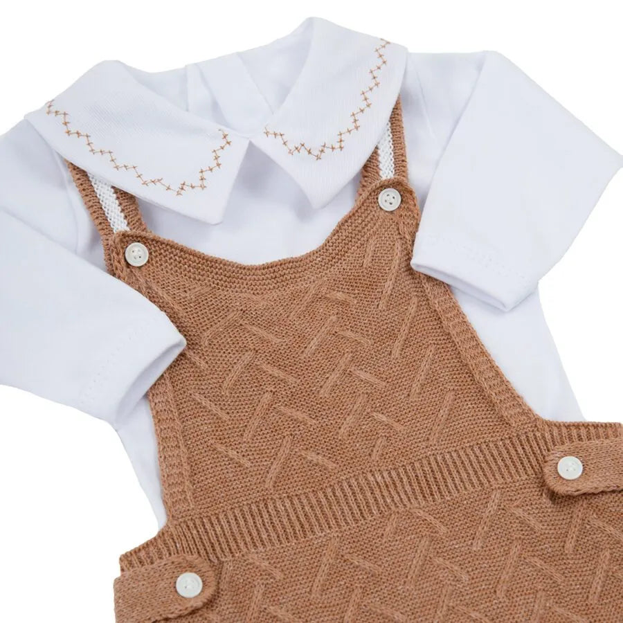 jardineira joão caramelo com body, conjunto em tricô com padronagem geométrica e body branco de gola bordada, charmoso e aconchegante