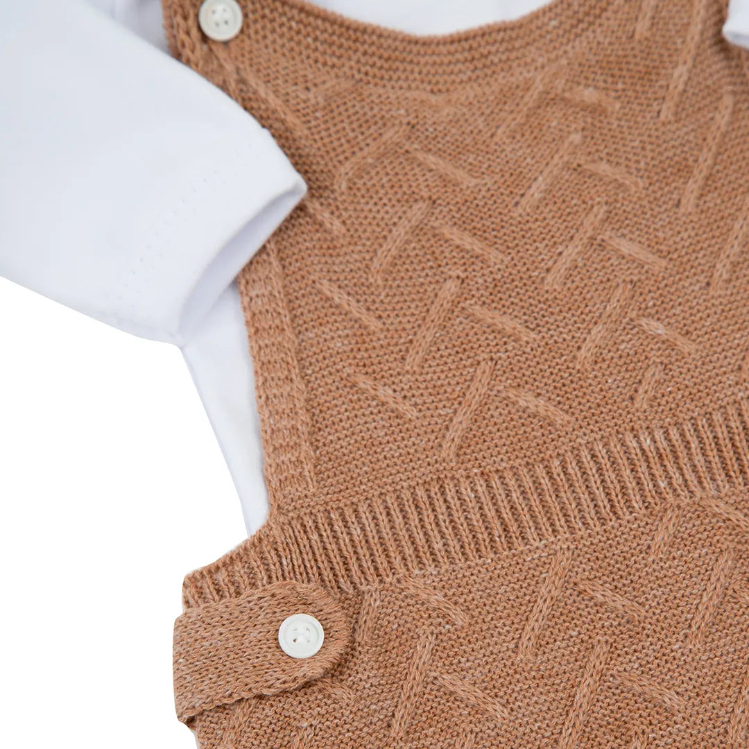 jardineira joão caramelo com body, conjunto em tricô com padronagem geométrica e body branco de gola bordada, charmoso e aconchegante