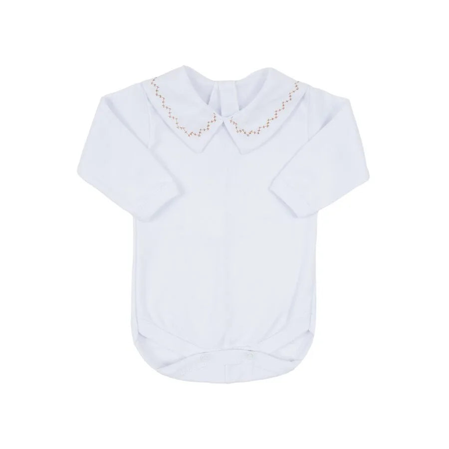 jardineira joão caramelo com body, conjunto em tricô com padronagem geométrica e body branco de gola bordada, charmoso e aconchegante