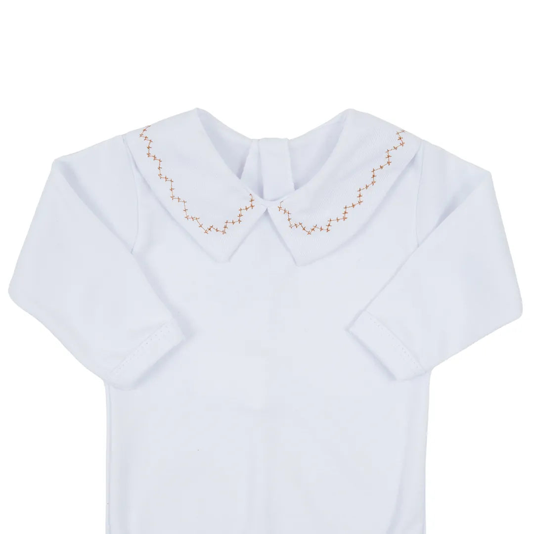 jardineira joão caramelo com body, conjunto em tricô com padronagem geométrica e body branco de gola bordada, charmoso e aconchegante