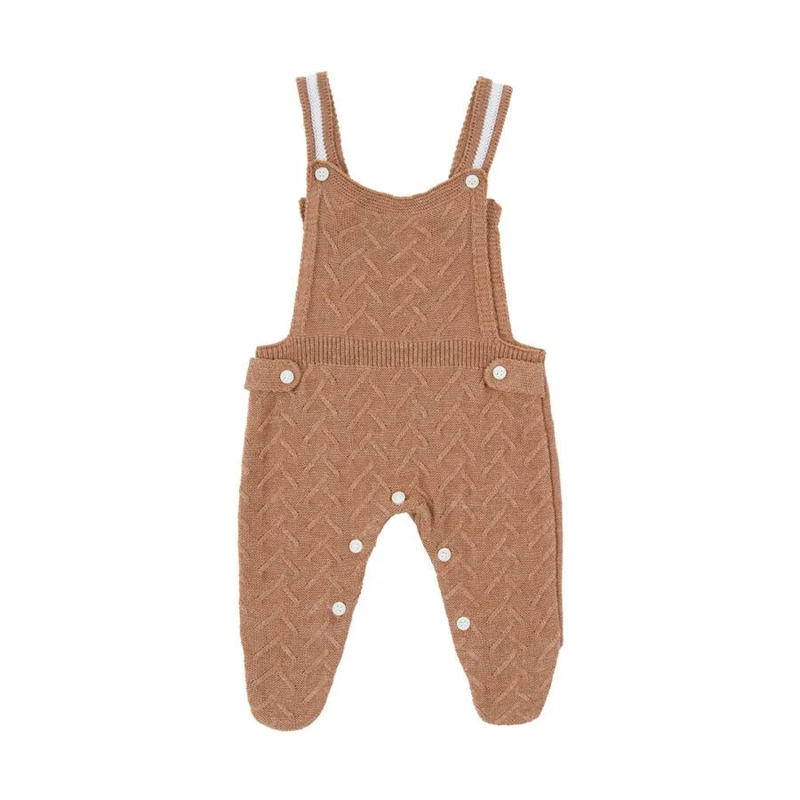 jardineira joão caramelo com body, conjunto em tricô com padronagem geométrica e body branco de gola bordada, charmoso e aconchegante