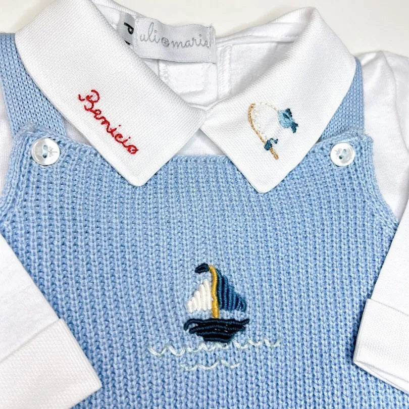 jardineira pescador em tricô sobre body branco manga longa, com bordado de barquinho e nome personalizado