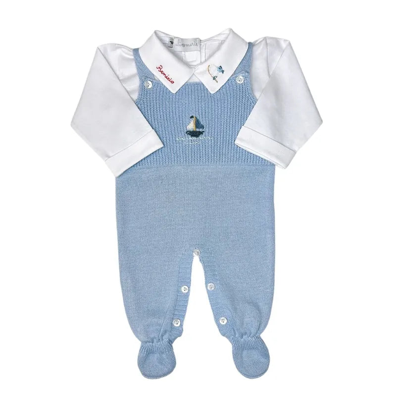 jardineira pescador em tricô sobre body branco manga longa, com bordado de barquinho e nome personalizado