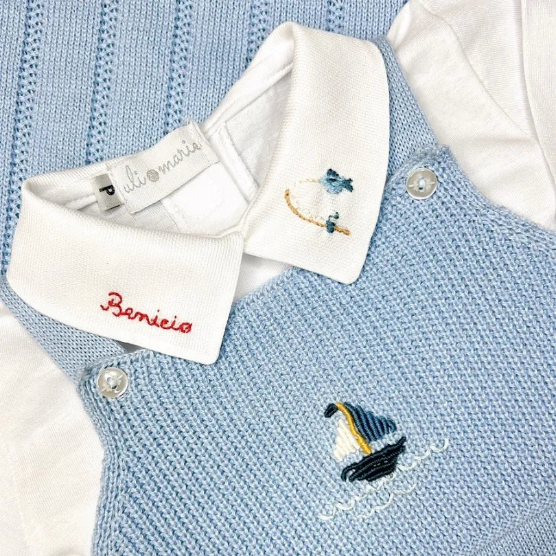 jardineira pescador em tricô sobre body branco manga longa, com bordado de barquinho e nome personalizado