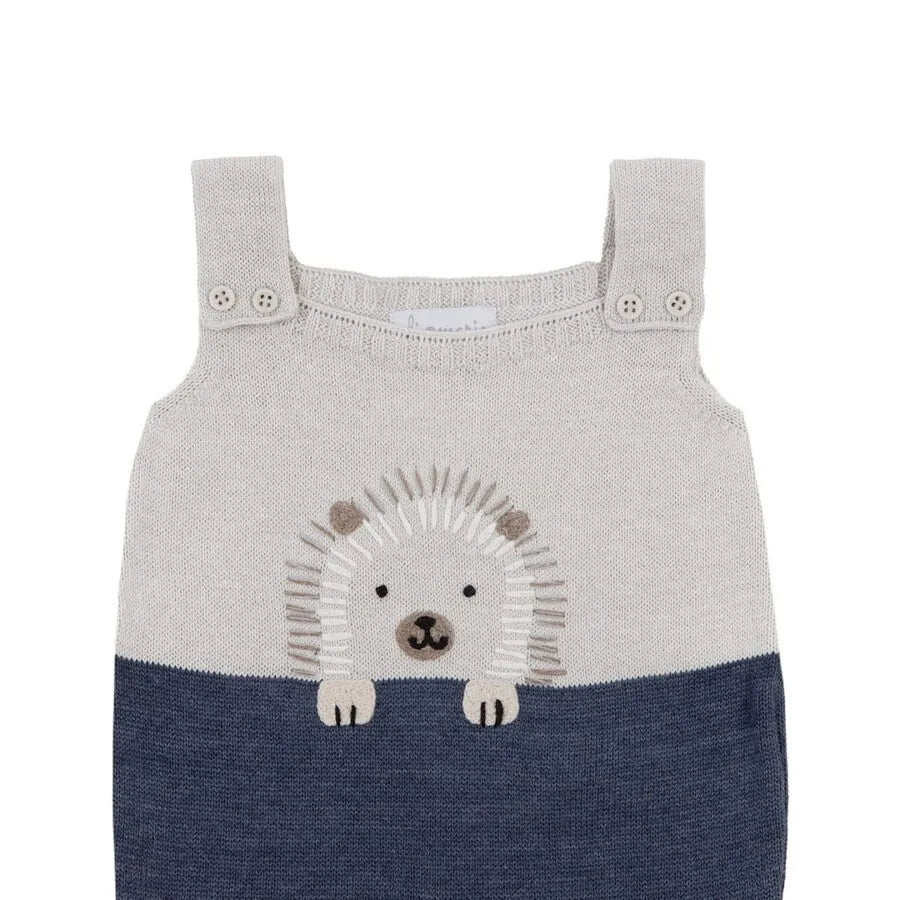 jardineira porco espinho – gelo azul índigo em tricô com aplique bordado do animal na parte frontal e fechamento por botões nos ombros e entrepernas