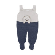 jardineira porco espinho – gelo azul índigo em tricô com aplique bordado do animal na parte frontal e fechamento por botões nos ombros e entrepernas