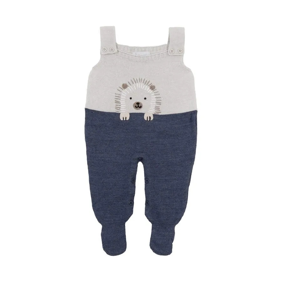 jardineira porco espinho – gelo azul índigo em tricô com aplique bordado do animal na parte frontal e fechamento por botões nos ombros e entrepernas