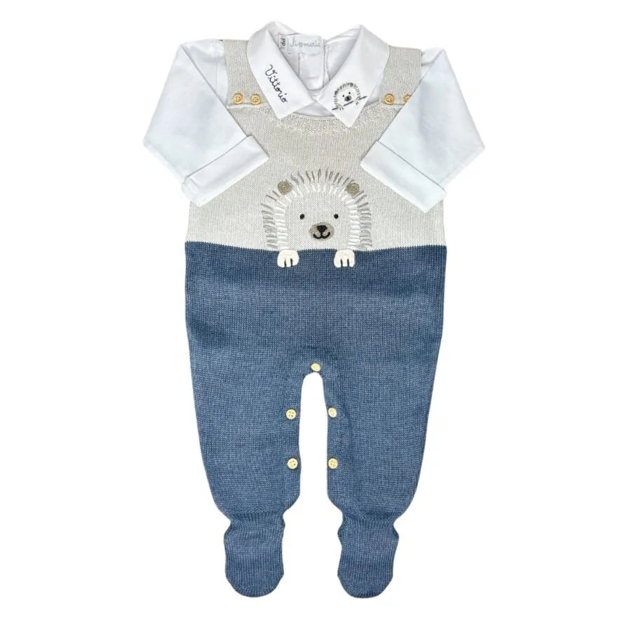 jardineira porco espinho em tricô azul e bege com aplique frontal bordado do animal e body branco personalizado com nome e bordado no colarinho