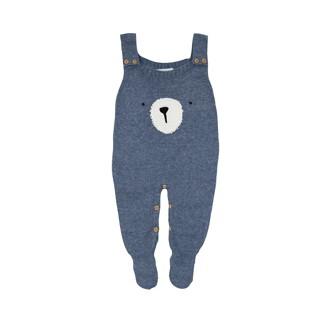 jardineira teddy azul jeans em tricô com detalhe de rostinho de urso bordado na parte frontal