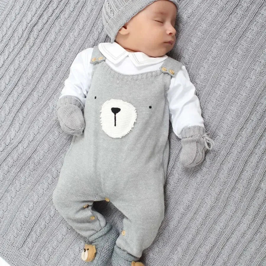 jardineira teddy cinza em tricô com bordado de rostinho de urso na frente e botões de madeira