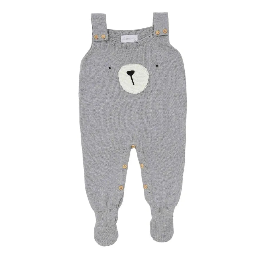 jardineira teddy cinza de tricô com body branco de manga longa, detalhe de rosto de urso bordado no peito