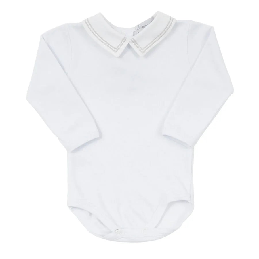 jardineira teddy cinza de tricô com body branco de manga longa, detalhe de rosto de urso bordado no peito