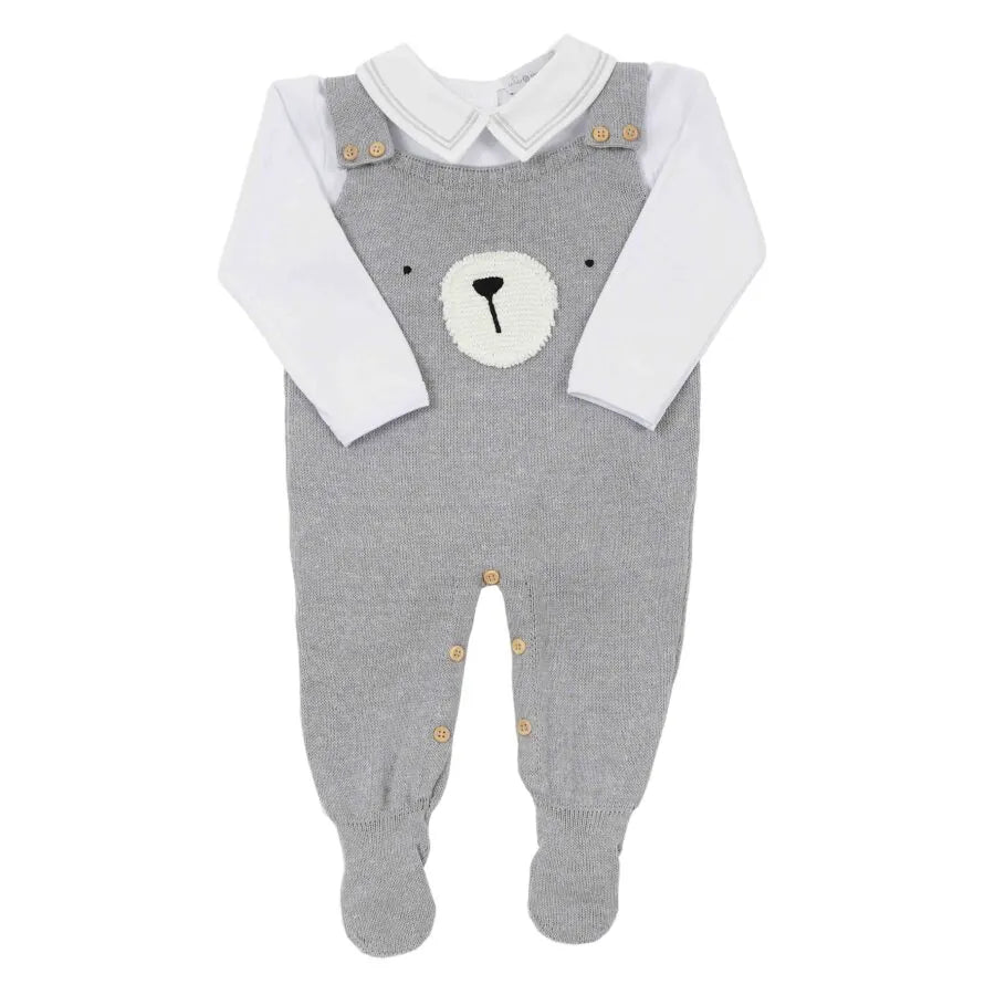 jardineira teddy cinza de tricô com body branco de manga longa, detalhe de rosto de urso bordado no peito