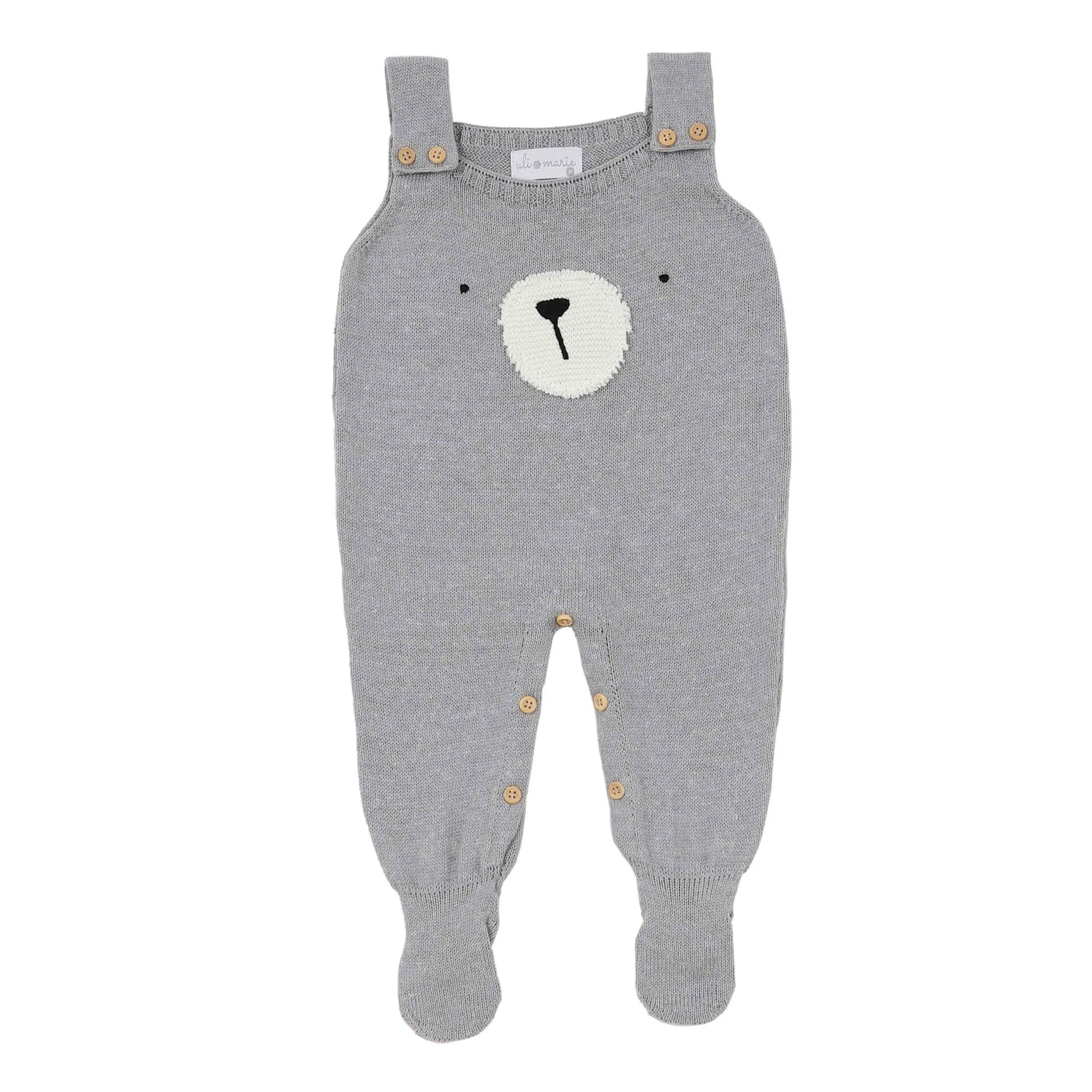 jardineira teddy cinza de tricô com rosto de urso e body branco de gola personalizada sobre fundo neutro