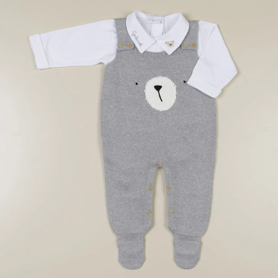 jardineira teddy cinza de tricô com rosto de urso e body branco de gola personalizada sobre fundo neutro