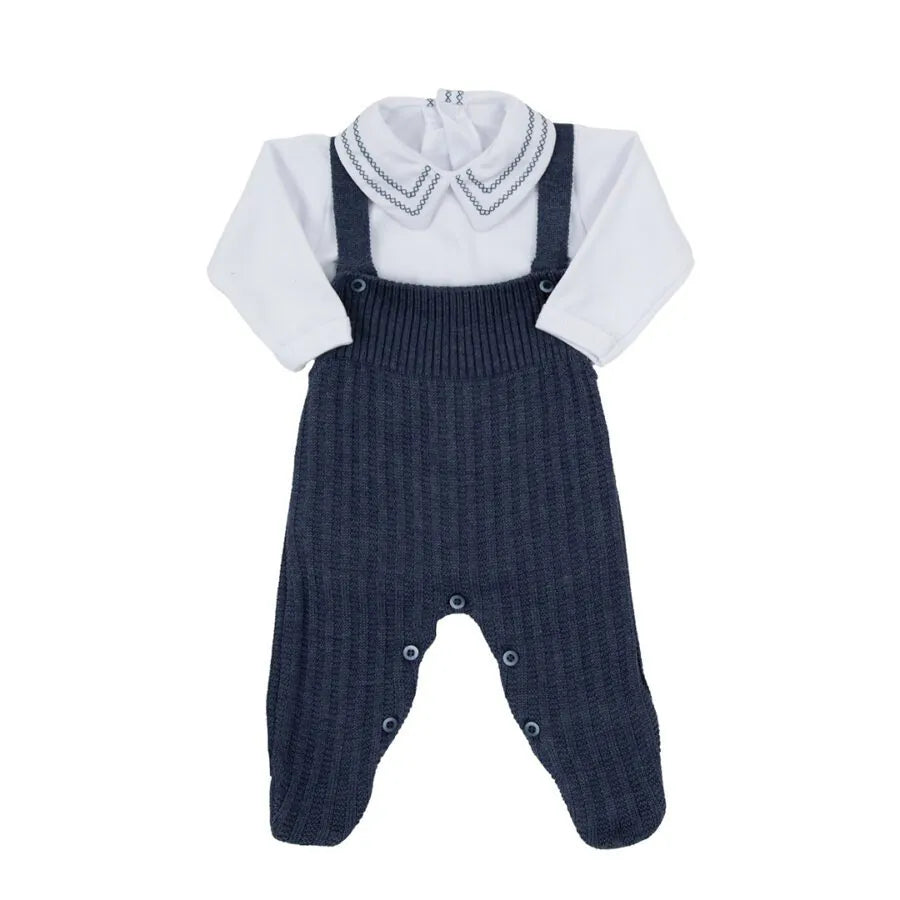 jardineira ulisses azul com body, conjunto em tricô com textura canelada e body branco de gola bordada, elegante e confortável para o bebê