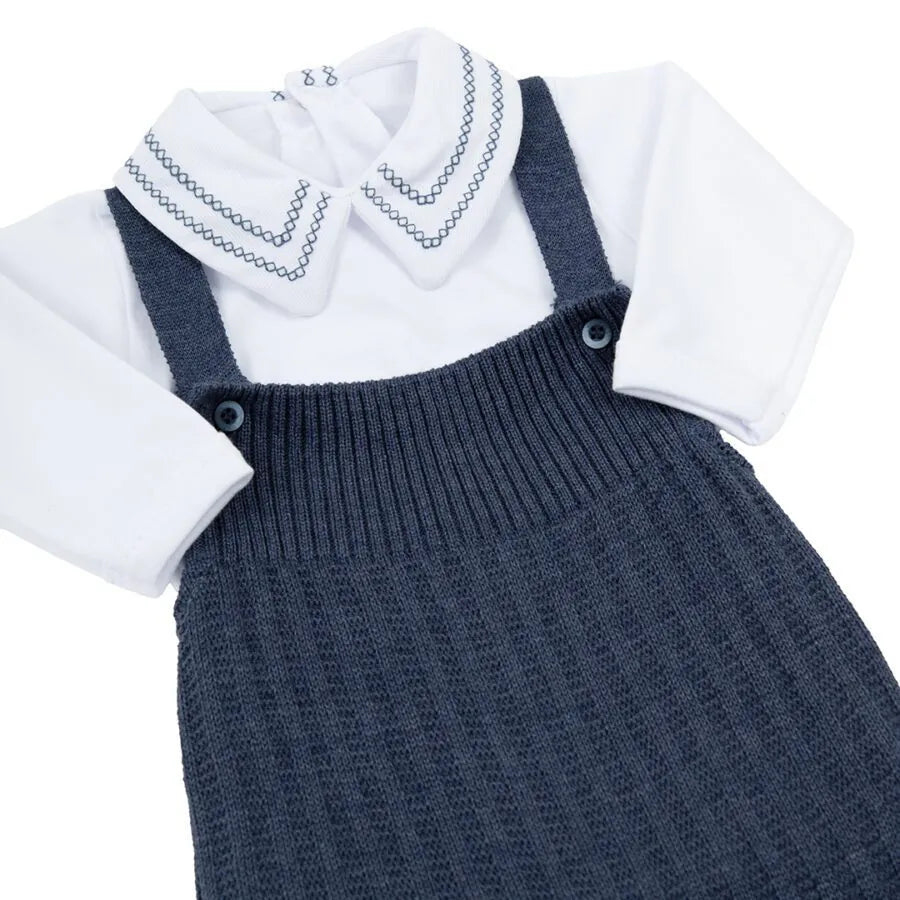 jardineira ulisses azul com body, conjunto em tricô com textura canelada e body branco de gola bordada, elegante e confortável para o bebê
