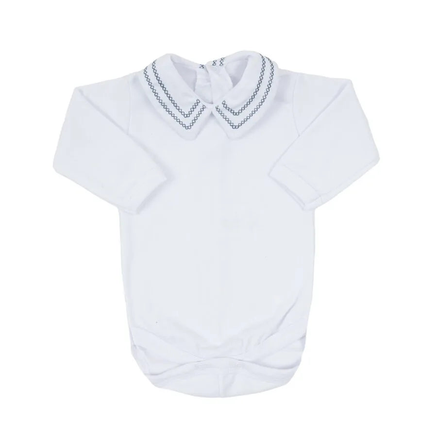 jardineira ulisses azul com body, conjunto em tricô com textura canelada e body branco de gola bordada, elegante e confortável para o bebê