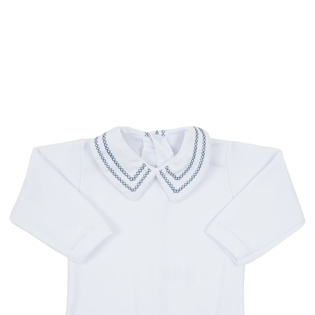 jardineira ulisses azul com body, conjunto em tricô com textura canelada e body branco de gola bordada, elegante e confortável para o bebê