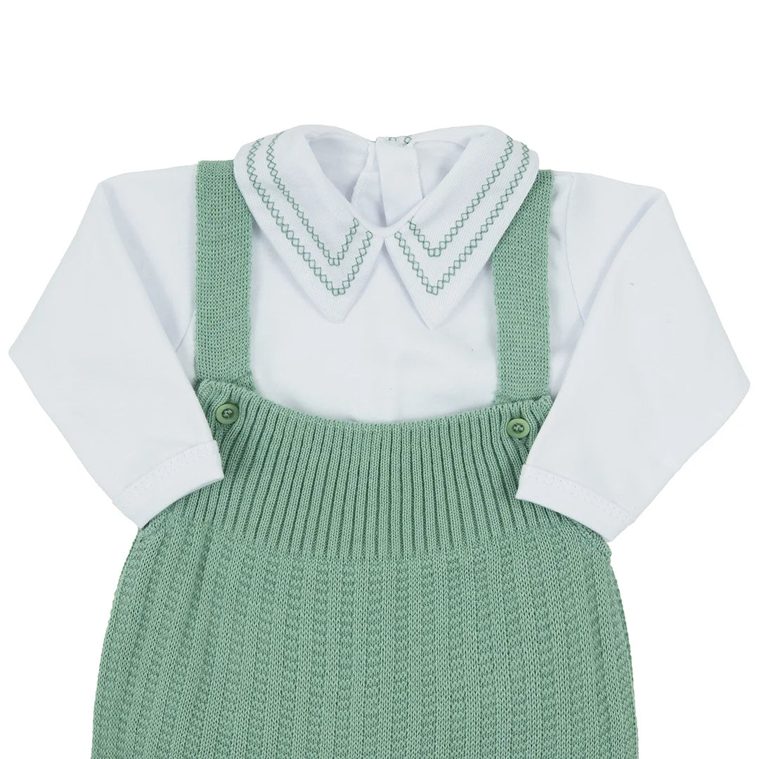 jardineira ulisses verde cidreira com body, conjunto em tricô com textura canelada e body branco de gola bordada, sofisticado e confortável