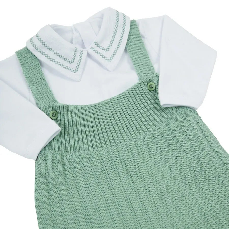 jardineira ulisses verde cidreira com body, conjunto em tricô com textura canelada e body branco de gola bordada, sofisticado e confortável
