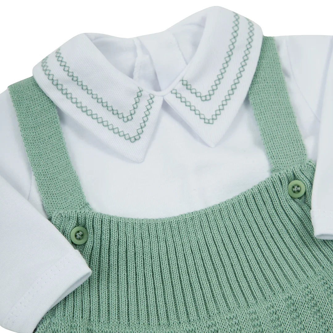 jardineira ulisses verde cidreira com body, conjunto em tricô com textura canelada e body branco de gola bordada, sofisticado e confortável