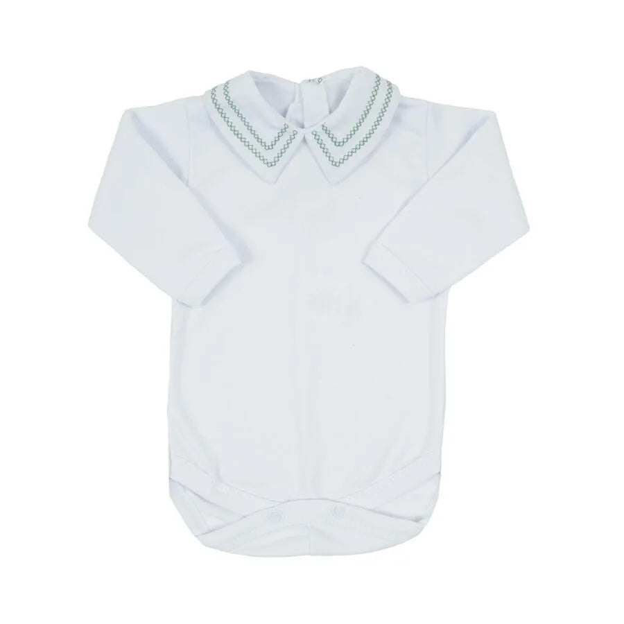 jardineira ulisses verde cidreira com body, conjunto em tricô com textura canelada e body branco de gola bordada, sofisticado e confortável