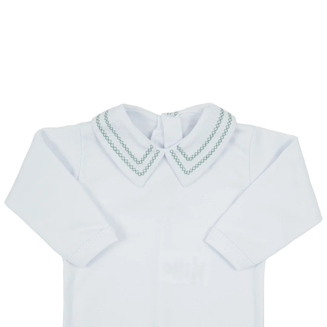 jardineira ulisses verde cidreira com body, conjunto em tricô com textura canelada e body branco de gola bordada, sofisticado e confortável