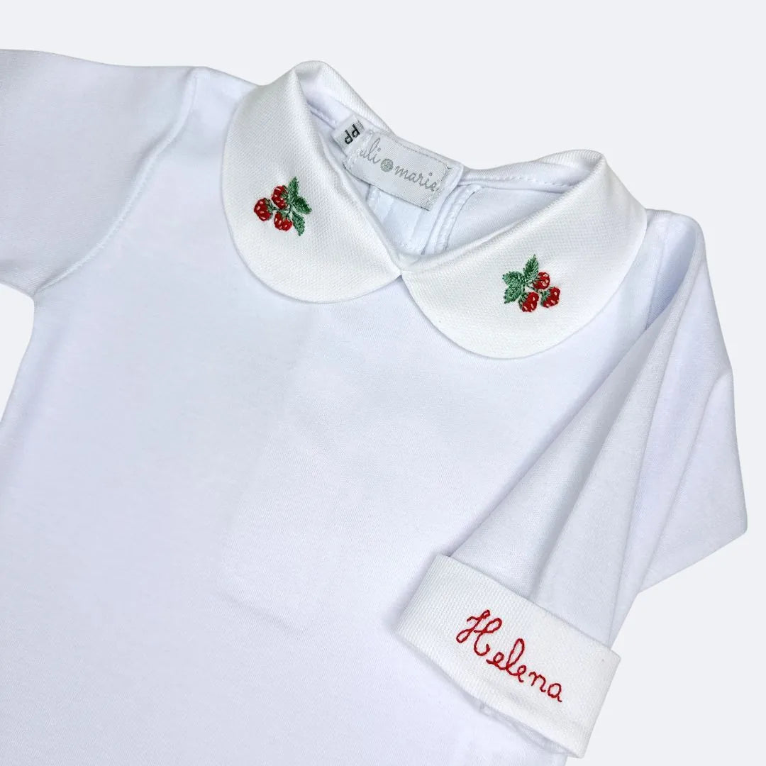 jardineira com body moranguinho personalizado, jardineira de tricot vermelha sobre body branco bordado no punho helena