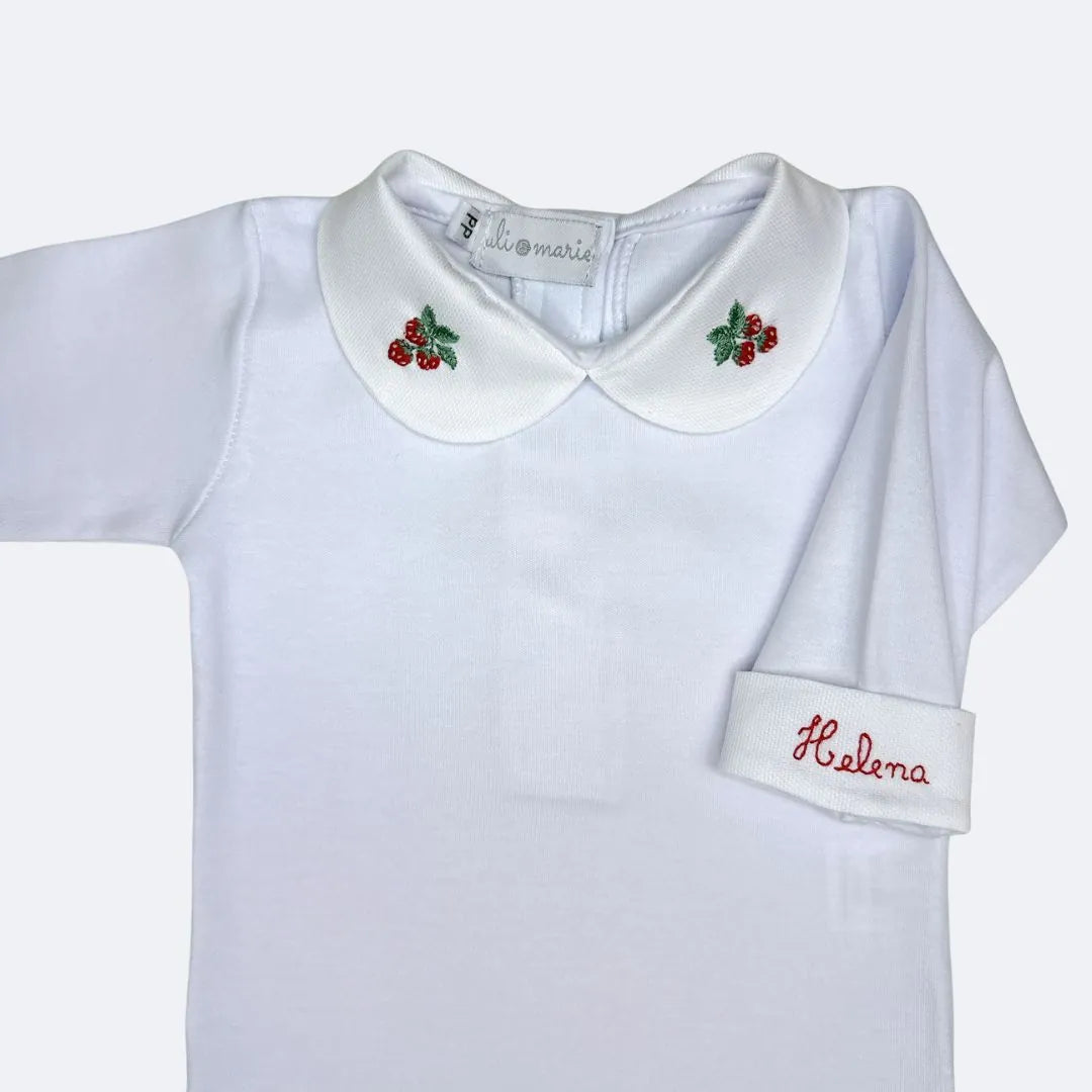 jardineira com body moranguinho personalizado, jardineira de tricot vermelha sobre body branco bordado no punho helena