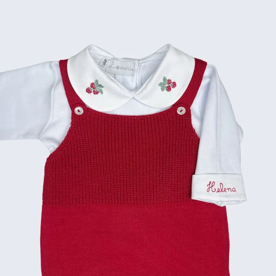 jardineira com body moranguinho personalizado, jardineira de tricot vermelha sobre body branco bordado no punho helena