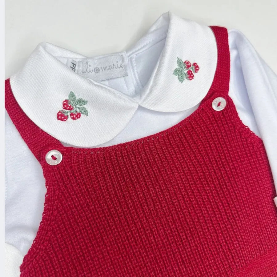 jardineira com body moranguinho personalizado, jardineira de tricot vermelha sobre body branco bordado no punho helena