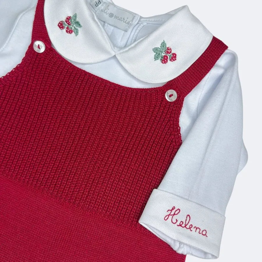 jardineira com body moranguinho personalizado, jardineira de tricot vermelha sobre body branco bordado no punho helena