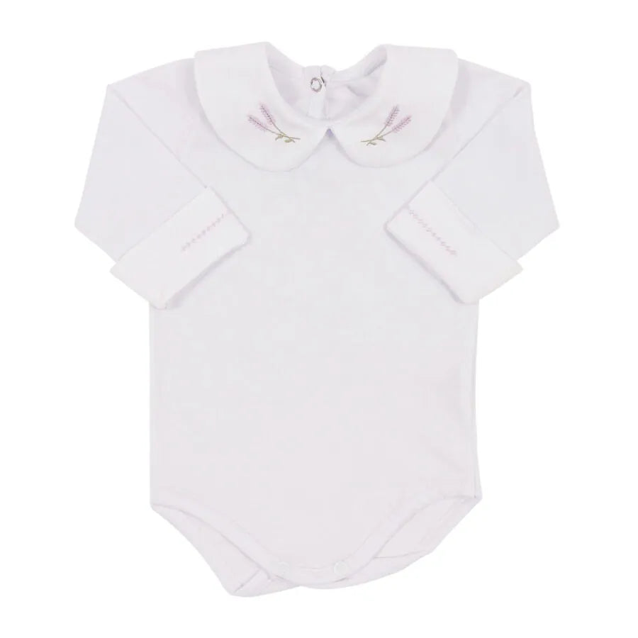 body de bebê branco de manga longa com gola bordada com dois raminhos de lavanda e detalhe de bordado no punho