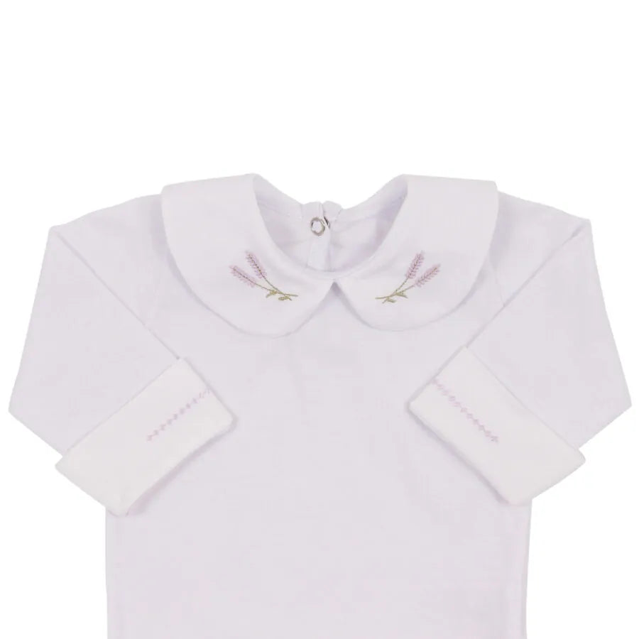 body de bebê branco com gola peter pan bordada com lavanda, punhos virados e detalhe de bordado minimalista na manga