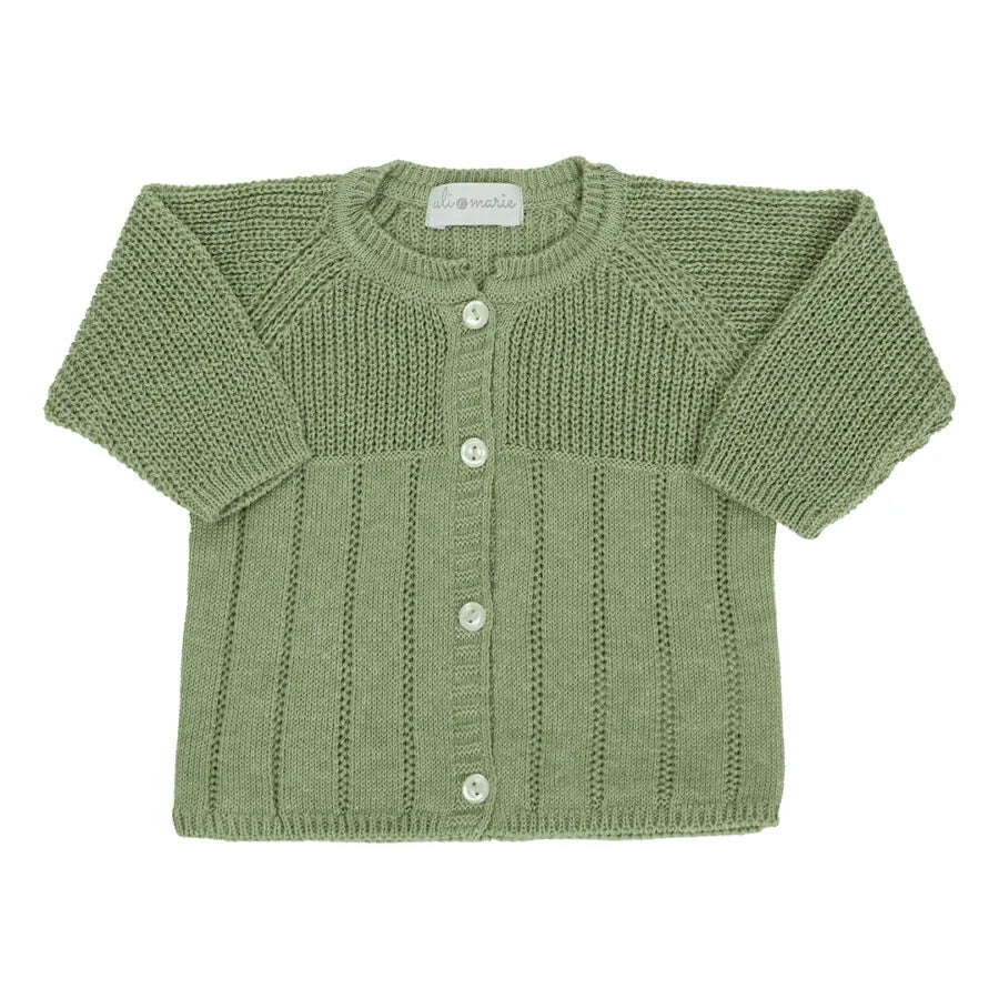 jardineira e casaquinho bambu verde folha em tricot leve, com botões frontais e padrão canelado elegante