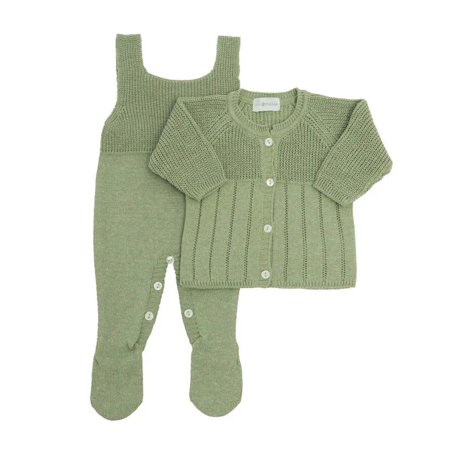 jardineira e casaquinho bambu verde folha em tricot leve, com botões frontais e padrão canelado elegante