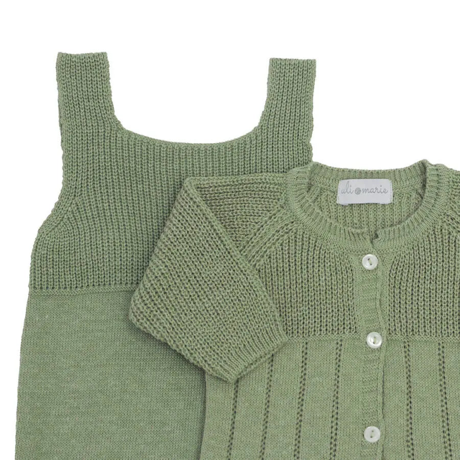 jardineira e casaquinho bambu verde folha em tricot leve, com botões frontais e padrão canelado elegante