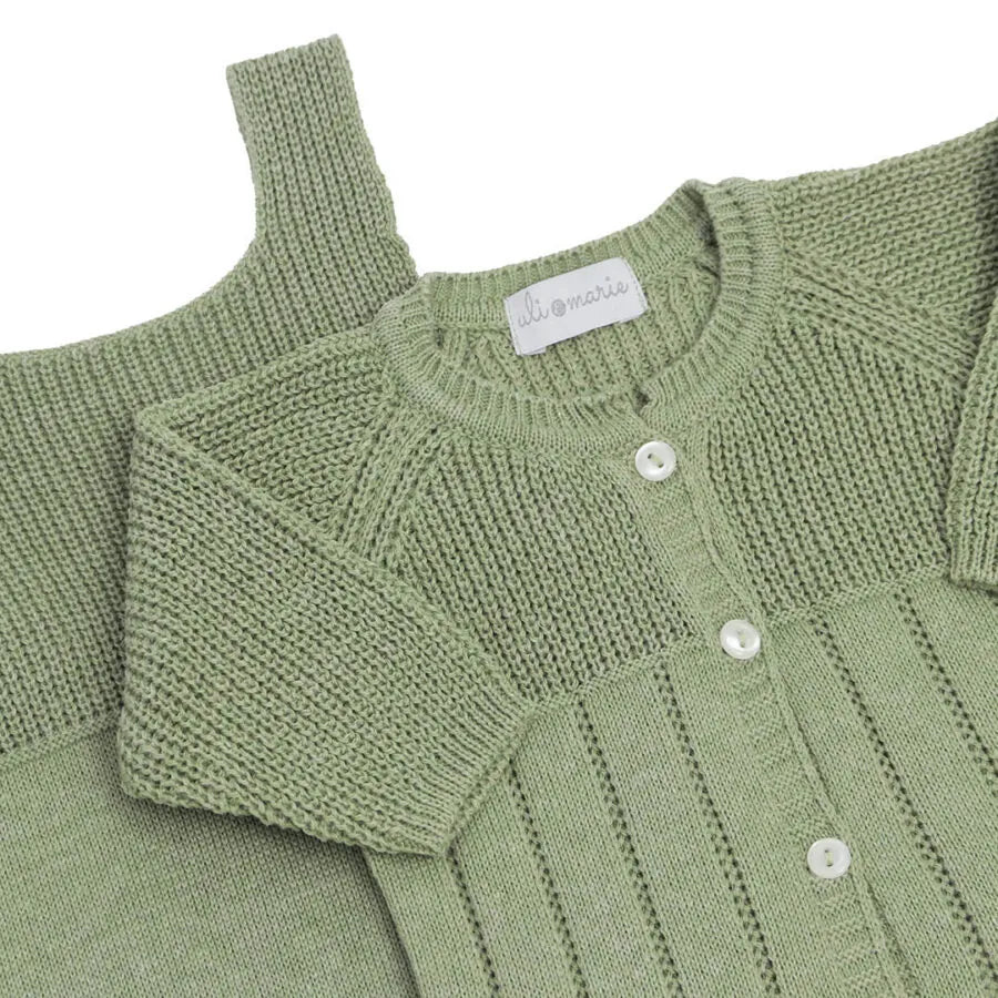 jardineira e casaquinho bambu verde folha em tricot leve, com botões frontais e padrão canelado elegante